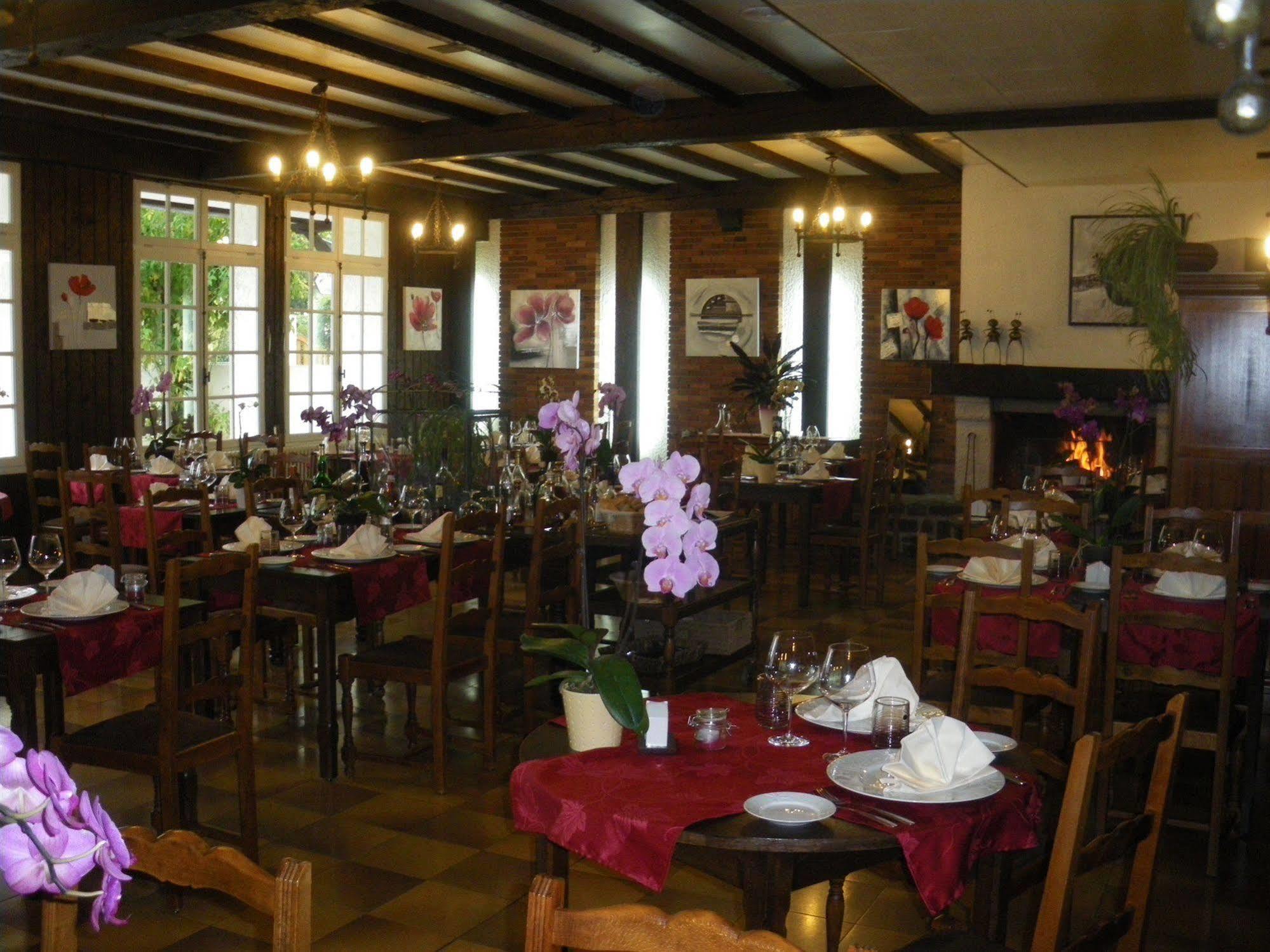 Hotel Du Commerce Chez Stephane Roumazières Dış mekan fotoğraf